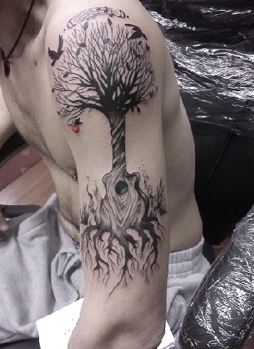 Kitaraelämän puu tatuointi