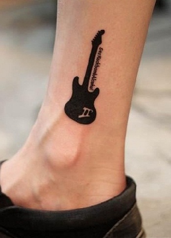 Ένα απλό τατουάζ μαύρης σιλουέτας κιθάρας