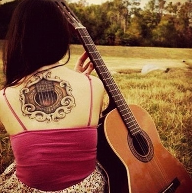 Guitar Head Tattoo στο κάτω μέρος του λαιμού