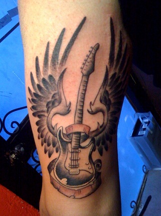 Κιθάρα με Wings Tattoo