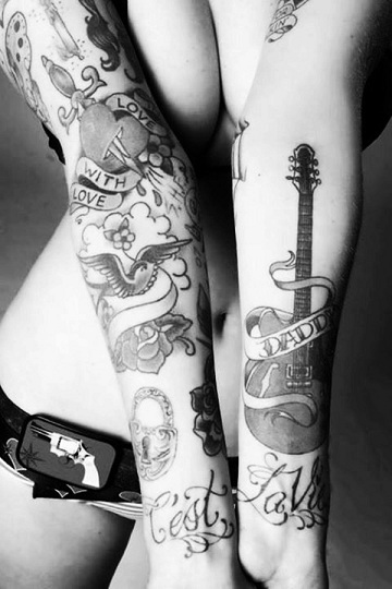 Τατουάζ αφιέρωσης με κιθάρα