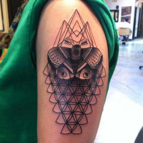 Pyhä geometrinen puolipitkä tatuointi