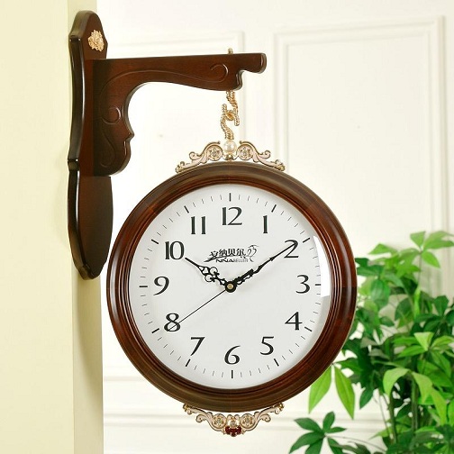 Παλαιό ξύλινο κρεμαστό ρολόι διπλής όψης