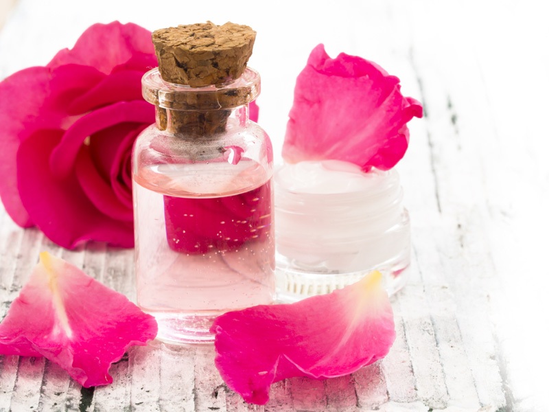Ruusuvesi ja jogurtti kasvopakkaus kuivalle iholle