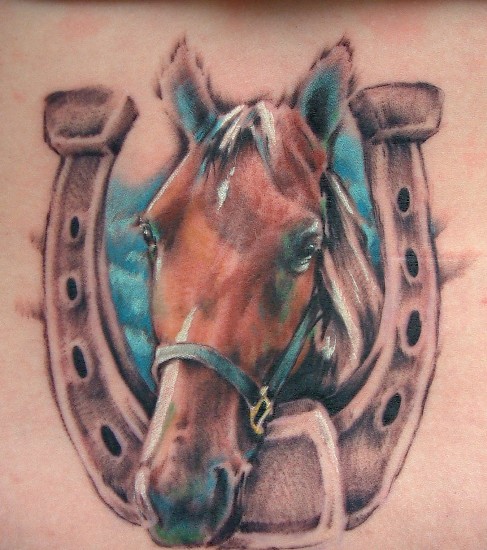 Upea hevosenkengän tatuointisuunnittelu