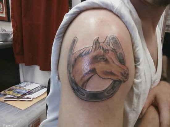 Rohkea ja kaunis hevosenkengän tatuointisuunnittelu