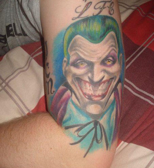 Το τατουάζ χαμόγελο Joker στα χέρια