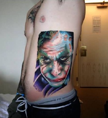 Heath Ledger Joker Tattoo στο πλάι