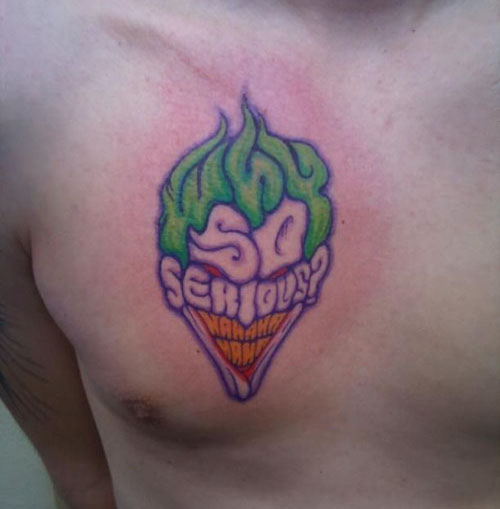 Jokeri -lause tatuointi rinnassa
