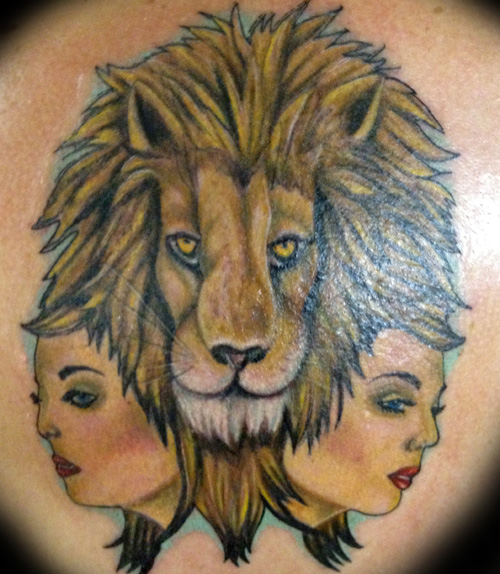 Λιοντάρι με τατουάζ δύο προσώπων