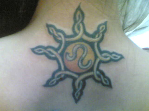 Aurinko tatuointi leijonalla horoskoopilla