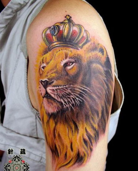 Half Sleeve Crown Lion Tattoo για άνδρες