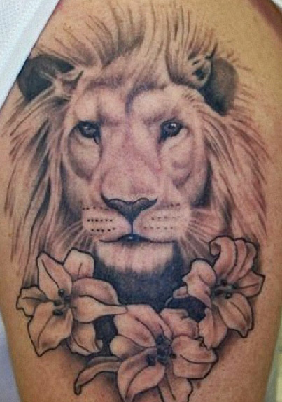Leo Lion Τατουάζ με λουλούδια