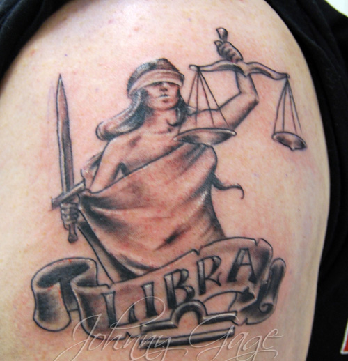 Vaaka Lady Justice Tattoo käsivarteen