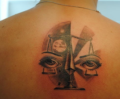 Lady Eye Libra Tattoo selässä