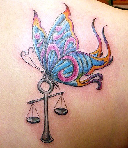 Vaaka Butterfly Tattoo Design olkapäällä