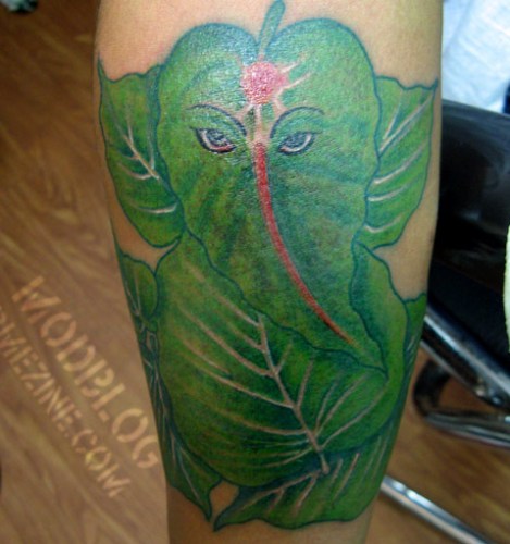 Lehti Ganesha -tatuointi jalalla