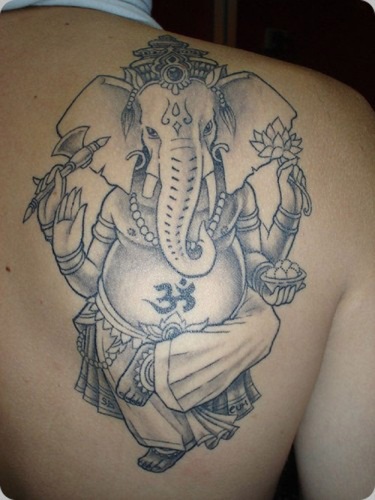 Mustavalkoinen Ganesh -tatuointi olkapäällä