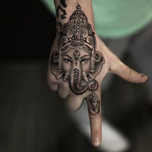 Ganeshin tatuointisuunnittelu käsillä