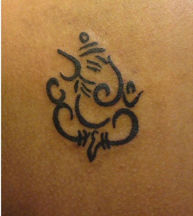 Pieni symbolinen Ganesh -tatuointi