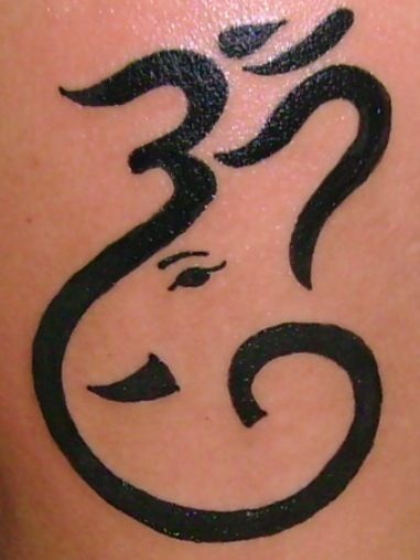 Abstrakti Ganesha -tatuointi