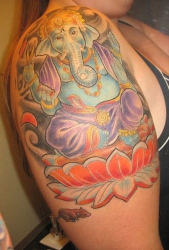 Ganesh istuu lotus -tatuointisuunnittelussa