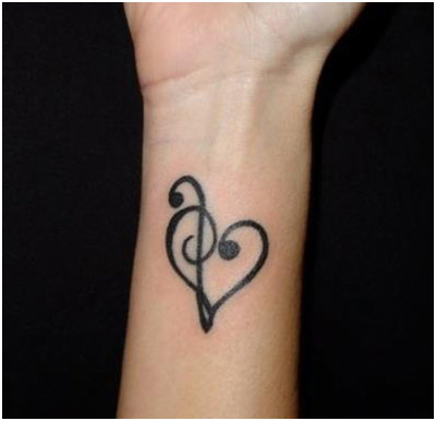 Musical Love Tattoo käsillä