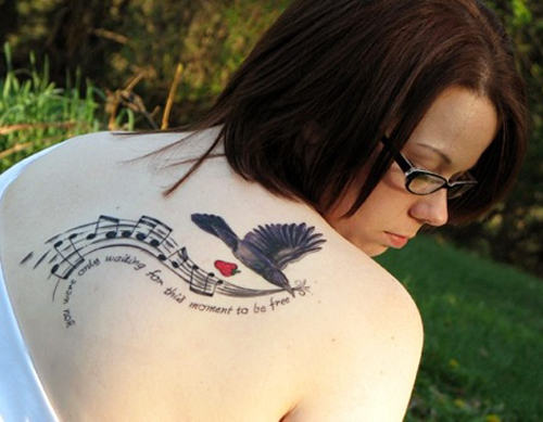 Τατουάζ πουλιών με μουσικά σύμβολα