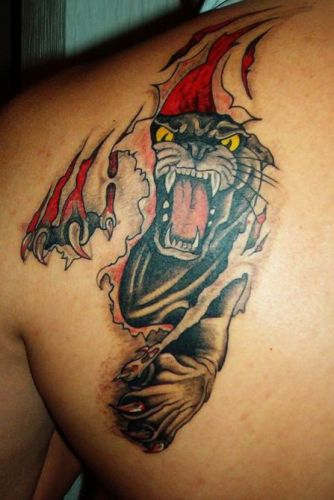 Flesh Tearing Panther Tattoo -mallit selässä