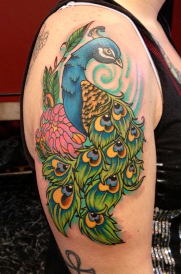 Πολύχρωμο τατουάζ Peacock Shoulder