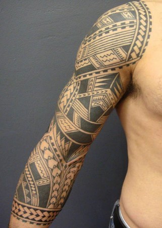 Samoalainen koko käsivarren tatuointi