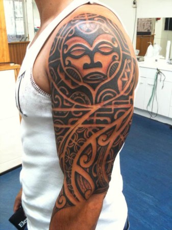 Samoalainen tatuointi aurinko käsivarsilla miesten