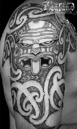 Παραδοσιακά μοτίβα του προσώπου Tiki στο τατουάζ της Σαμόα