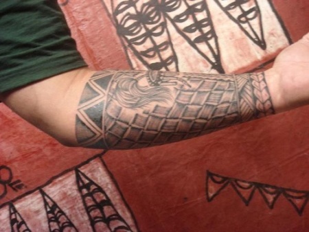 Samoalainen kyynärvarren tatuointi