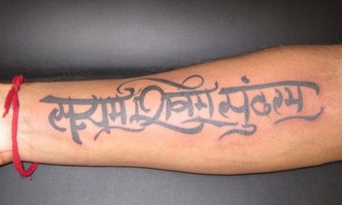 Uskolliset sanskritin tatuoinnit miehelle