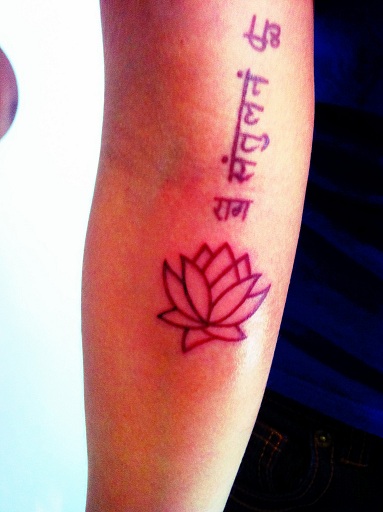 Sanskritin tatuointi lootuskukka käsivarteen