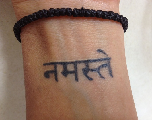 Sanskritin Namaste -tatuointi ranteessa