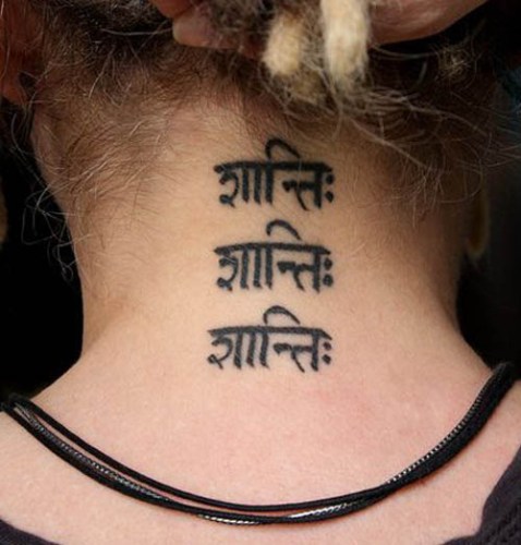 sanskritin tatuointi kaulassa