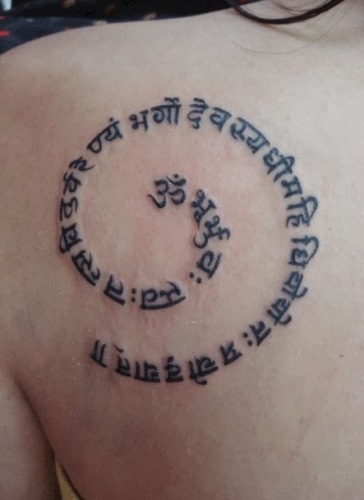 Gayatri Mantra Sanskrit Sanat Tatuointi Olkapäällä