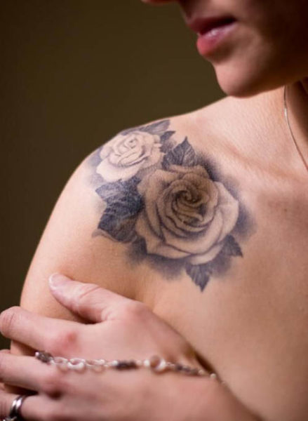 Όμορφο τατουάζ τριαντάφυλλα στον μπροστινό ώμο