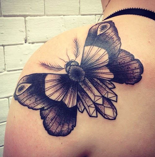 Ένα περίτεχνο μεγάλο τατουάζ πεταλούδας