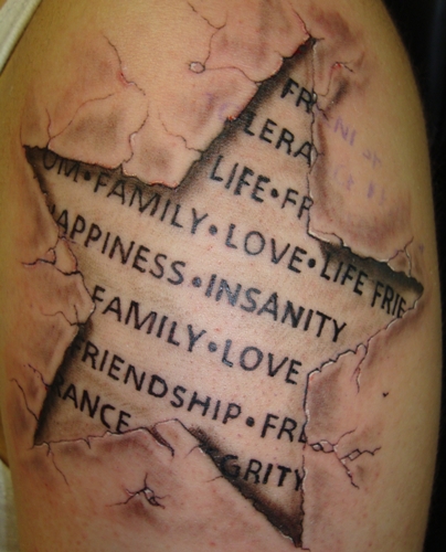 Τρισδιάστατο σχέδιο τατουάζ με ραγισμένο δέρμα