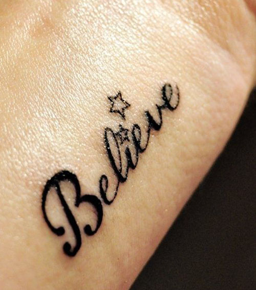 Αστέρια με λέξεις τατουάζ τέχνη στο χέρι