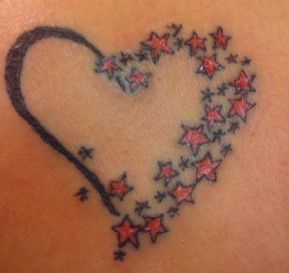 Σχέδιο τατουάζ αστέρια και καρδιές