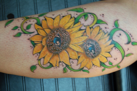Silmät auringonkukka tatuointi