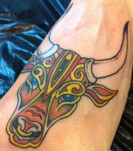 Πολύχρωμα σχέδια τατουάζ Ταύρου