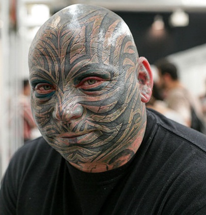 Pelottavat kasvot Outoja tatuointeja