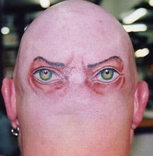 Silmät pään takana tatuointi
