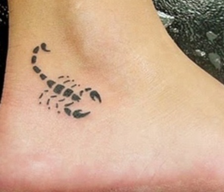 Skorpionin tatuoinnit jaloissa