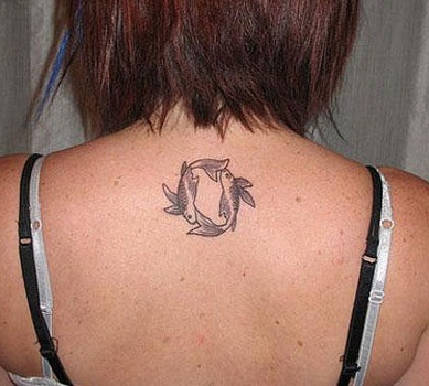 Κορίτσια Ιχθείς Τατουάζ στην πλάτη